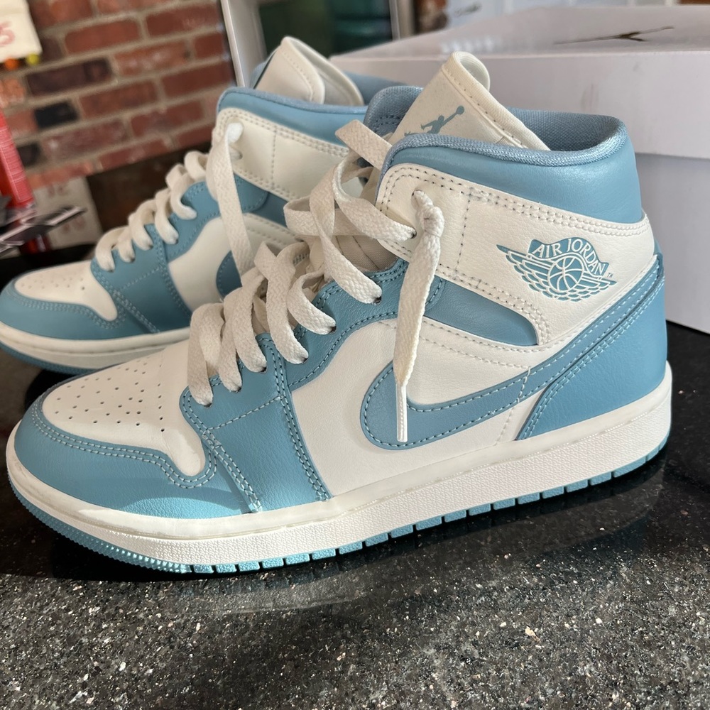 Women’s Air Jordan 1 Mid size 7.5
